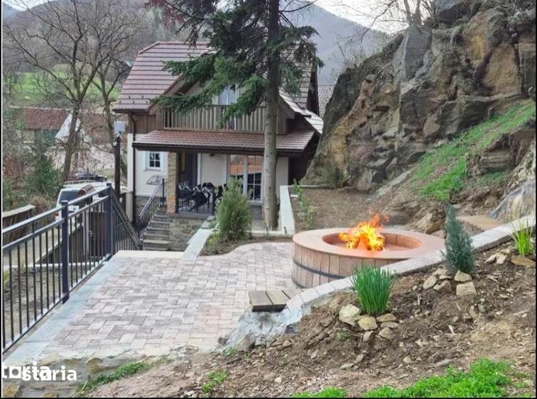 Casă cu 3 camere decomandat cu Teren 300 Mp în Central