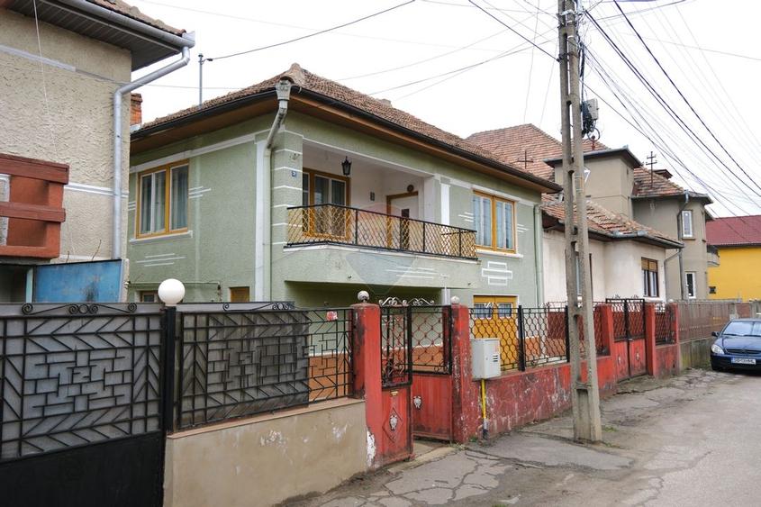 Casă individuală cu 4 camere cu Canalizare în Central