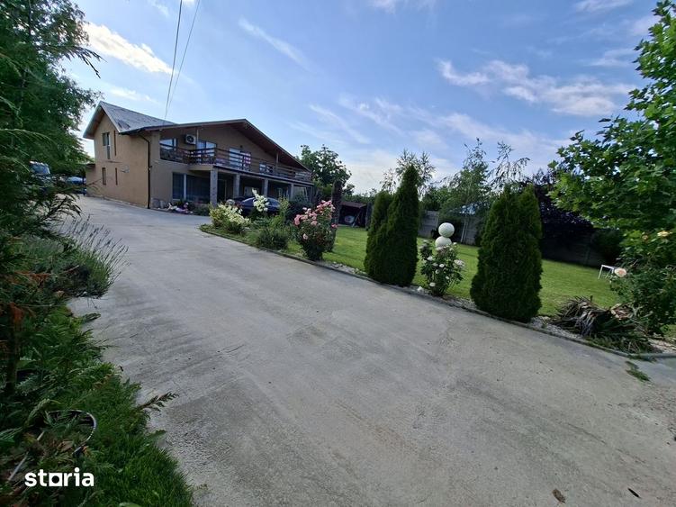 Casă cu 10 camere cu Teren 1440 Mp în Periș