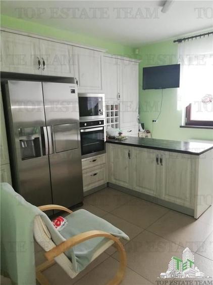 Casă individuală cu 15 camere cu Teren 1004 Mp în Central