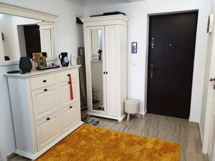 Apartament cu 3 camere decomandat în Rediu