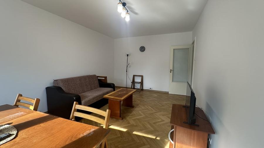 Apartament cu 3 camere decomandat, mobilat în Torontalului