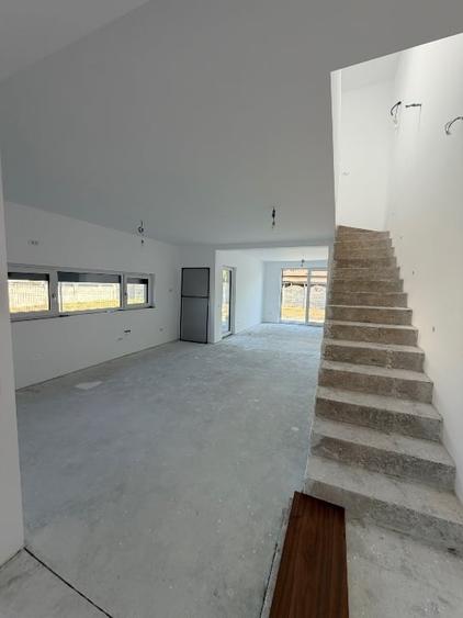 Duplex cu 5 camere cu Canalizare în Dumbrăvița