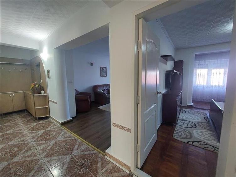 Apartament cu 3 camere decomandat, mobilat în Sud