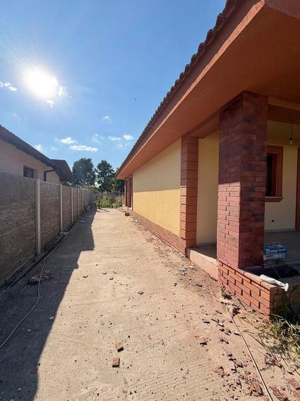 Casă cu 3 camere cu Teren 480 Mp în Sânmihaiu Român