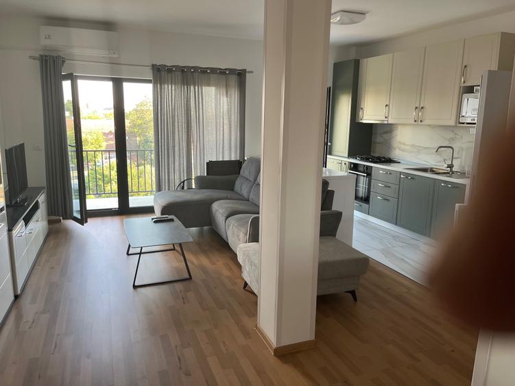 Apartament cu 3 camere semidecomandat în Fratelia