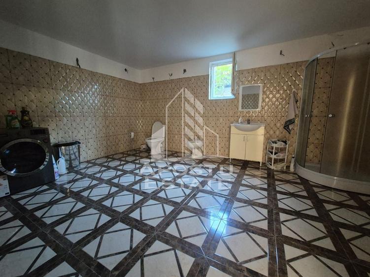 Casă individuală cu 6 camere cu Canalizare în Central