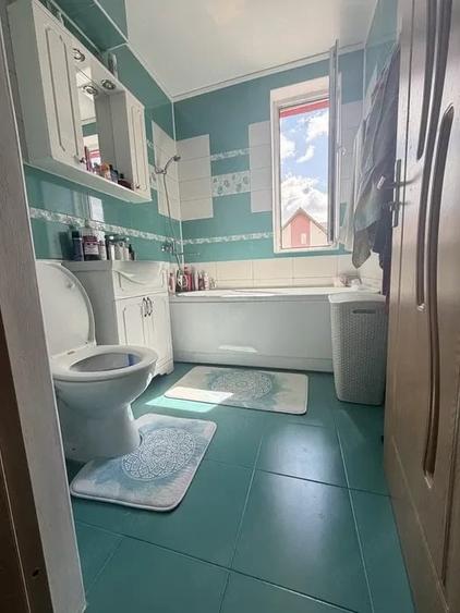 Apartament cu 3 camere decomandat în Florești