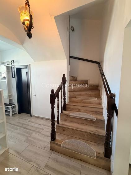Casa cu 4 camere, mansarda ?i curte urbana