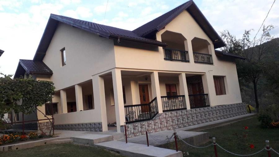 Casă cu 4 camere cu Teren 2300 Mp în Central