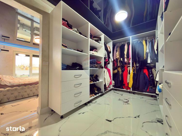 Casă cu 5 camere cu Teren 382 Mp în Zimandu Nou