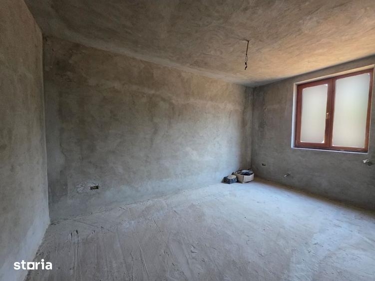 Vila in Roman parter + etaj, teren 700 mp, din caramida - 1