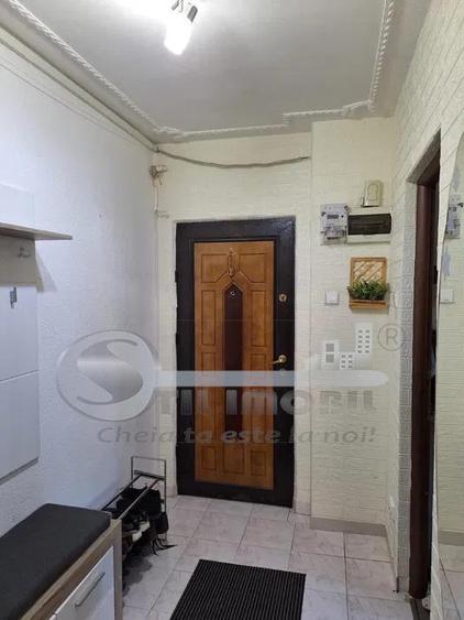 Apartament cu 3 camere semidecomandat în Podul de Piatră