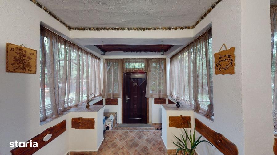 Casă cu 6 camere cu Teren 2000 Mp în Central