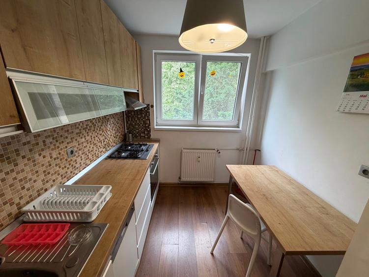 Apartament cu 3 camere semidecomandat în Titan