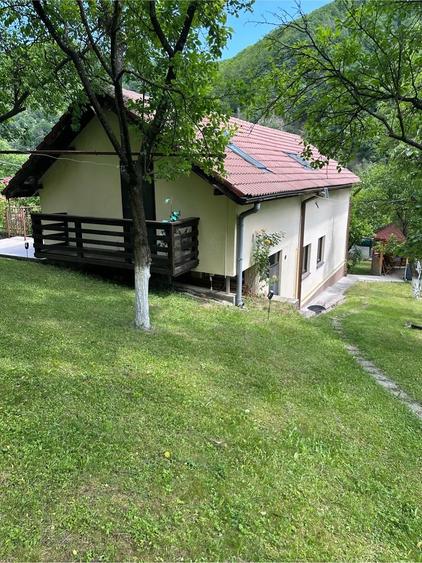 Casă cu 5 camere cu Teren 800 Mp în Central