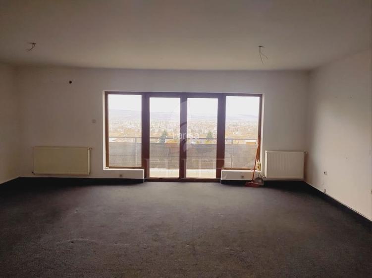 Apartament 4 camere în zona Andrei Muresanu