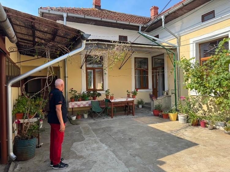 Casă individuală cu 5 camere cu Teren 400 Mp în Central