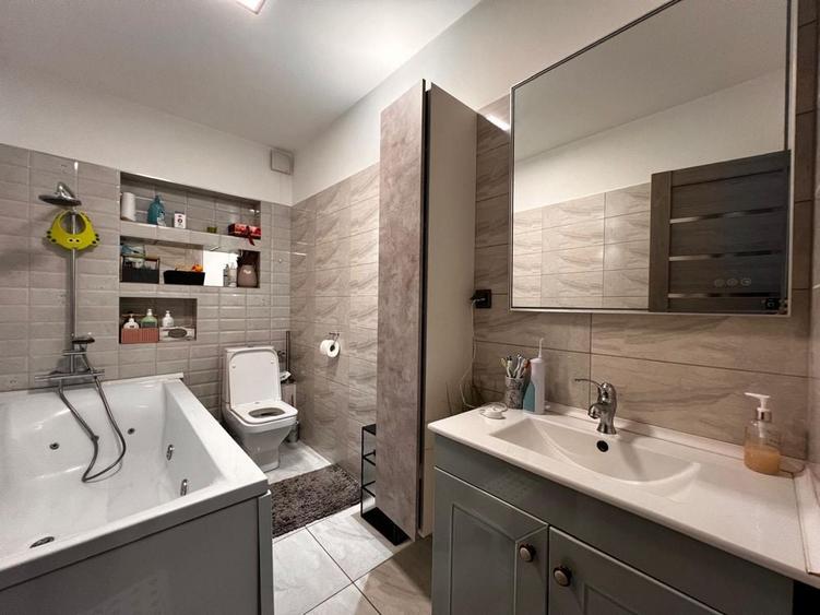 Apartament cu 3 camere decomandat în Sânnicoară