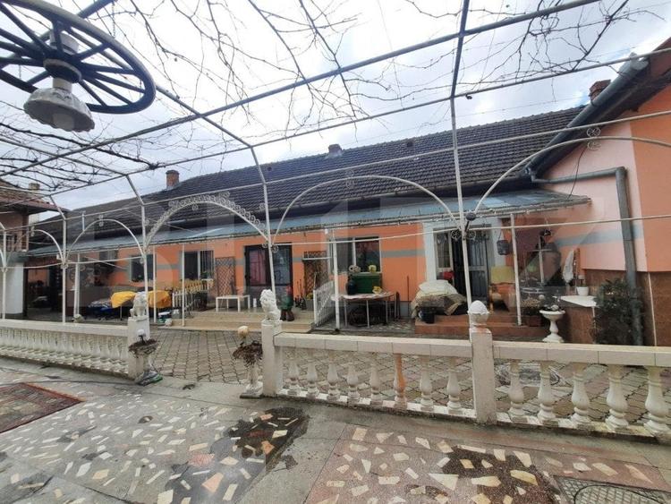 Casă individuală cu 12 camere cu Teren 1050 Mp în Steaua