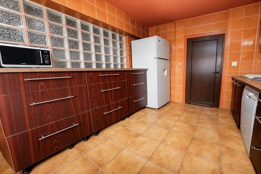 Apartament cu 4 camere decomandat, mobilat în Tineretului