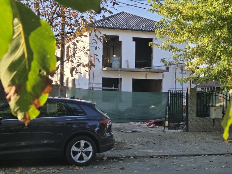 Casă cu 4 camere cu Teren 100 Mp în Central