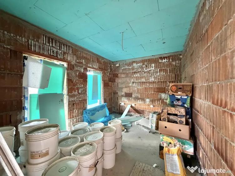 Casă cu 4 camere cu Teren 533 Mp în Sânmihaiu Român