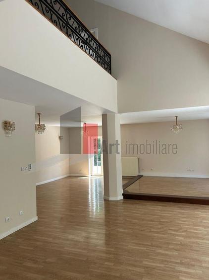 Casă cu 7 camere cu Piscina în Iancu Nicolae