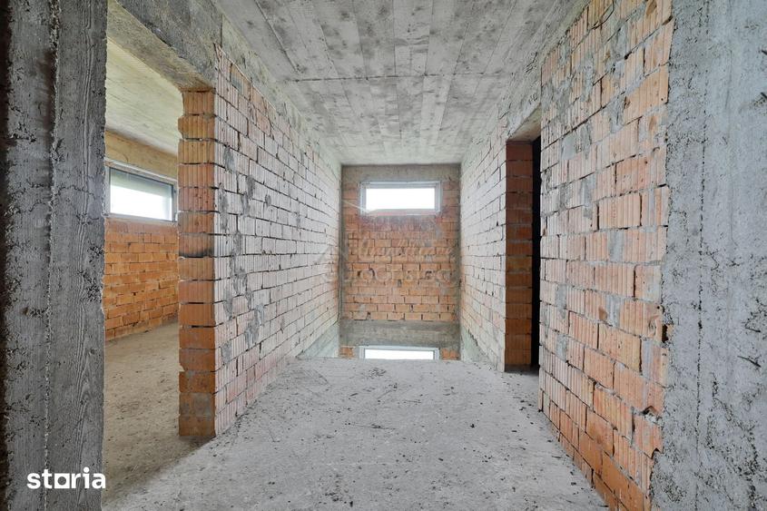 Casă cu 8 camere cu Teren 500 Mp în Schitu