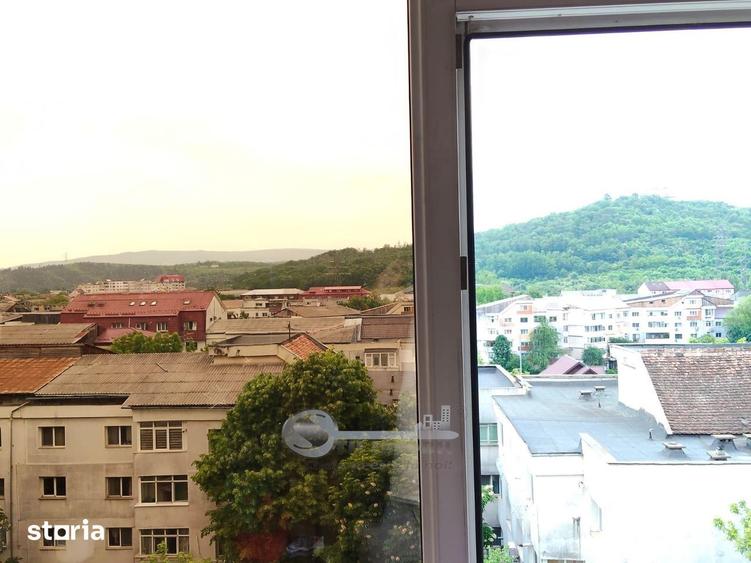 Apartament cu 4 camere decomandat în Podu Roș