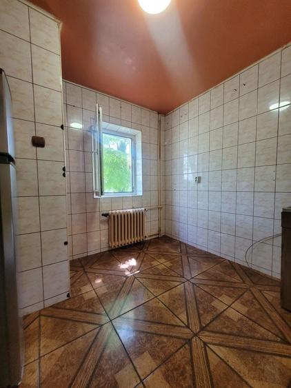 Apartament cu 3 camere semidecomandat în Inel II