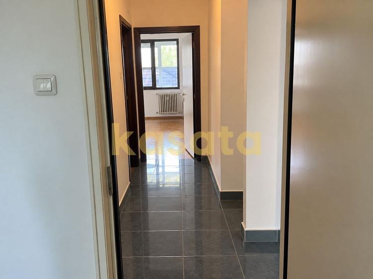 Apartament cu 3 camere semidecomandat în Iancului