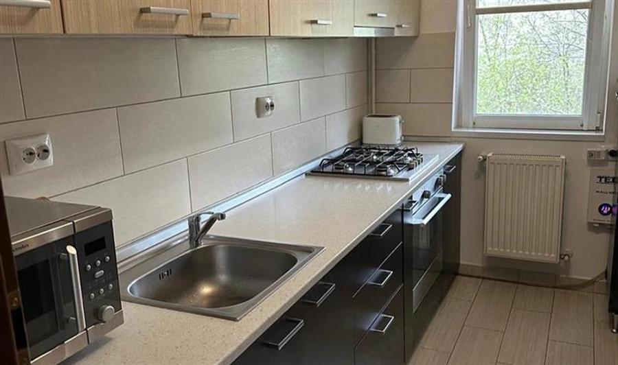 Apartament cu 3 camere semidecomandat în 1 Decembrie 1918