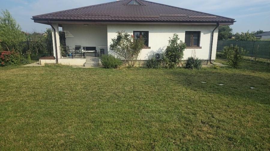 Casă cu 4 camere în Săbăreni