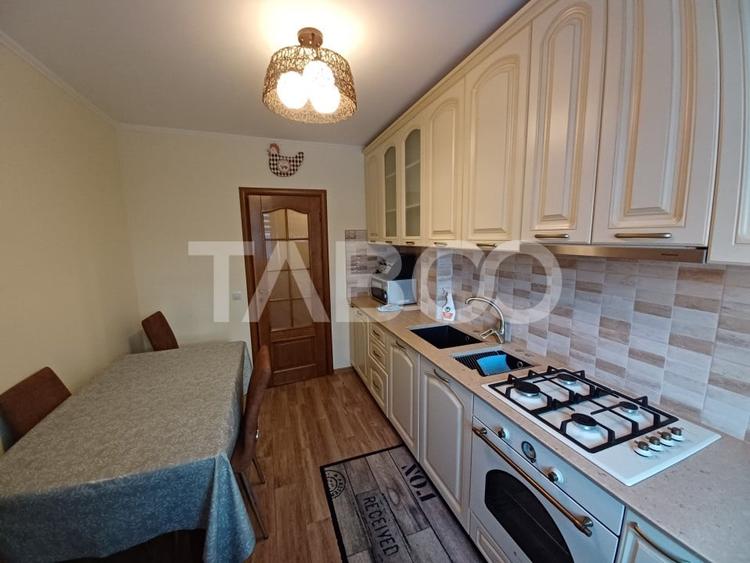Apartament cu 3 camere semidecomandat, mobilat în Mihai Viteazul