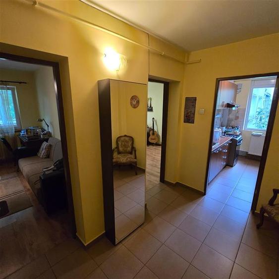 Apartament cu 3 camere semidecomandat în Podu Roș