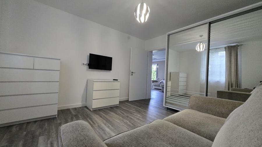 Casă individuală cu 7 camere cu Canalizare în Dâmbul Rotund