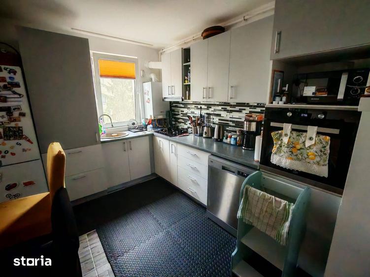 Apartament cu 3 camere decomandat în Astra