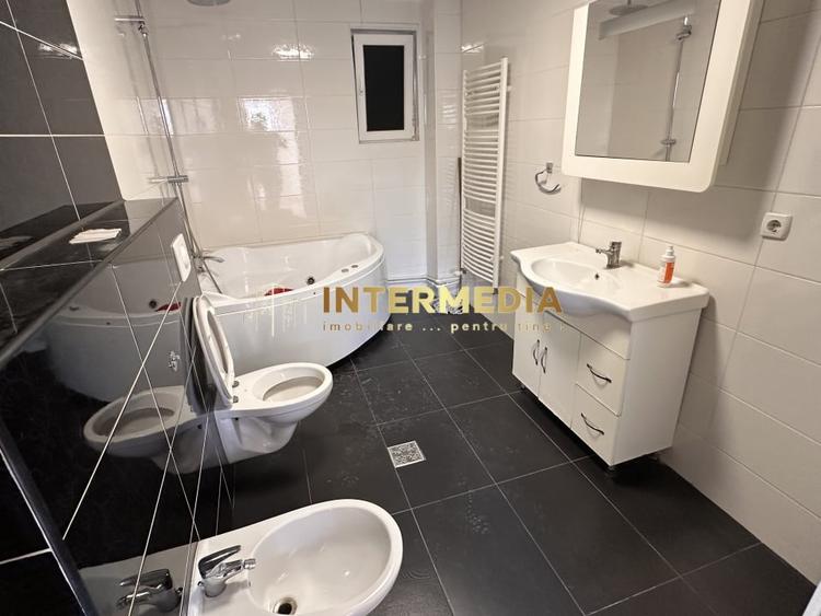 Casă individuală cu 7 camere cu Canalizare în Central