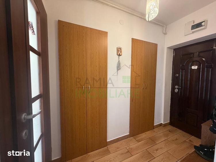 Apartament cu 3 camere semidecomandat, mobilat în Tractorul