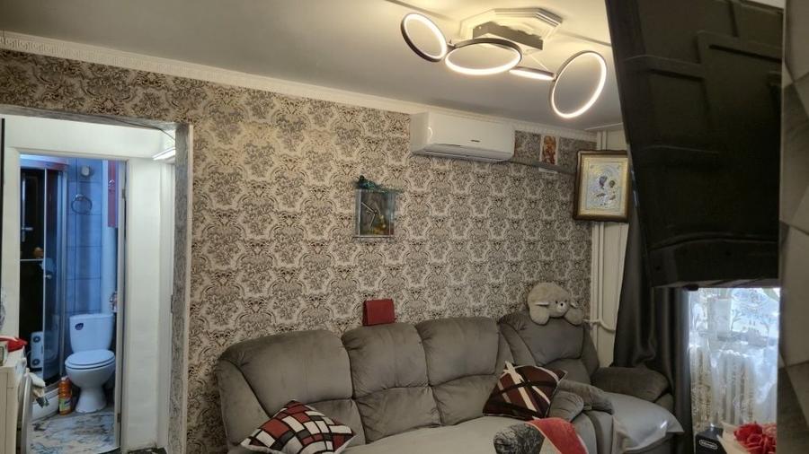 Apartament cu 3 camere decomandat în Podu Roș