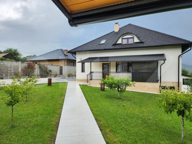 Casă cu 4 camere cu Teren 2000 Mp în Central