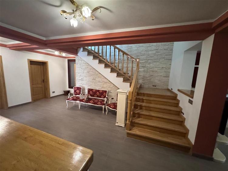 Casă individuală cu 5 camere cu Canalizare în Rediu