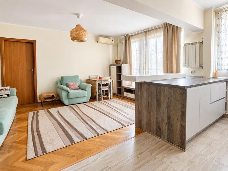 Apartament cu 3 camere semidecomandat în Titan