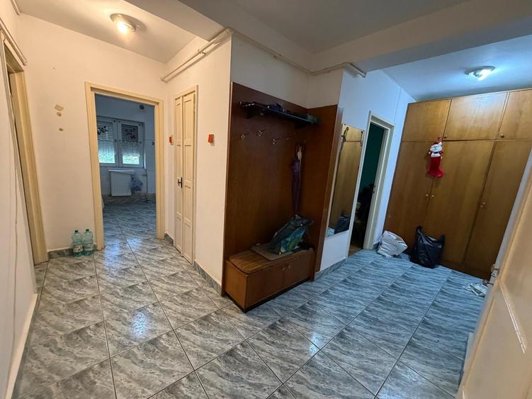 Apartament cu 3 camere decomandat în Neptun