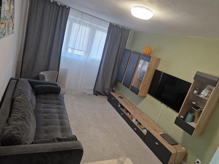 Apartament cu 3 camere decomandat în Tei