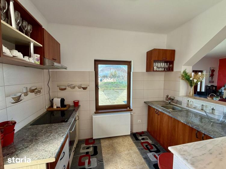 Casă cu 5 camere cu Teren 3400 Mp în Garoafa