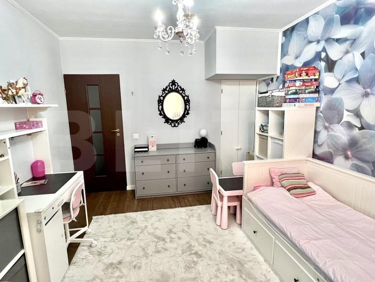 Penthouse cu 3 camere decomandat, mobilat în Central