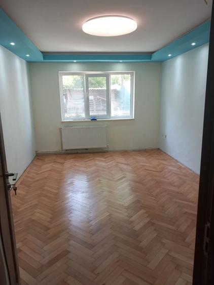 Apartament cu 3 camere semidecomandat în Obor