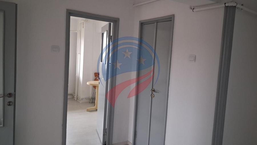 Apartament cu 4 camere decomandat în Central